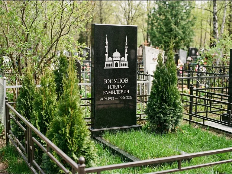 Мусульманский памятник с гравировкой мечети — силуэт мечети с двумя минаретами над именем, работа «Юсупов» в Якутске