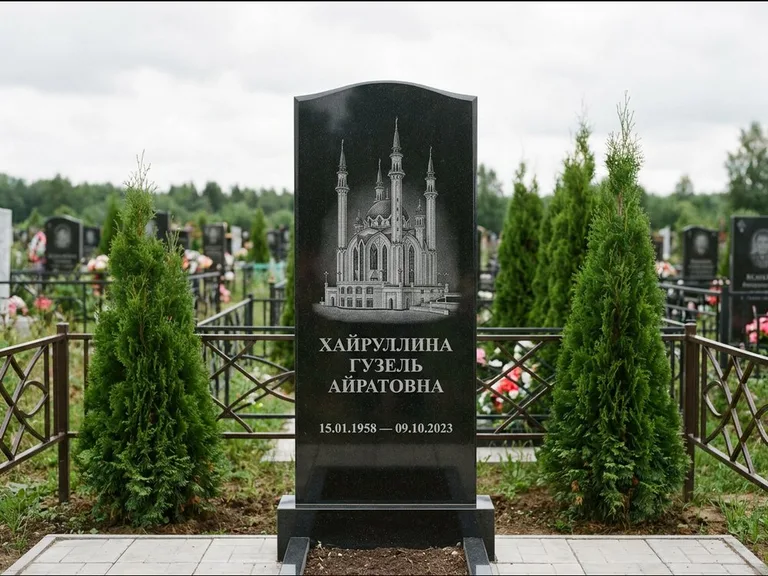 Мусульманский памятник с гравировкой мечети — мечеть Кул-Шариф на обороте стелы, работа «Хайруллина» в Якутске