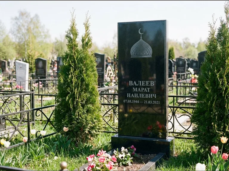 Мусульманский памятник с гравировкой мечети — купол с полумесяцем в верхней части, работа «Валеев» в Якутске