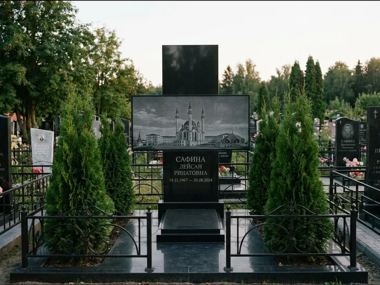 Мусульманский памятник с гравировкой мечети — панорама мечети во всю ширину стелы, работа «Сафина» в Якутске