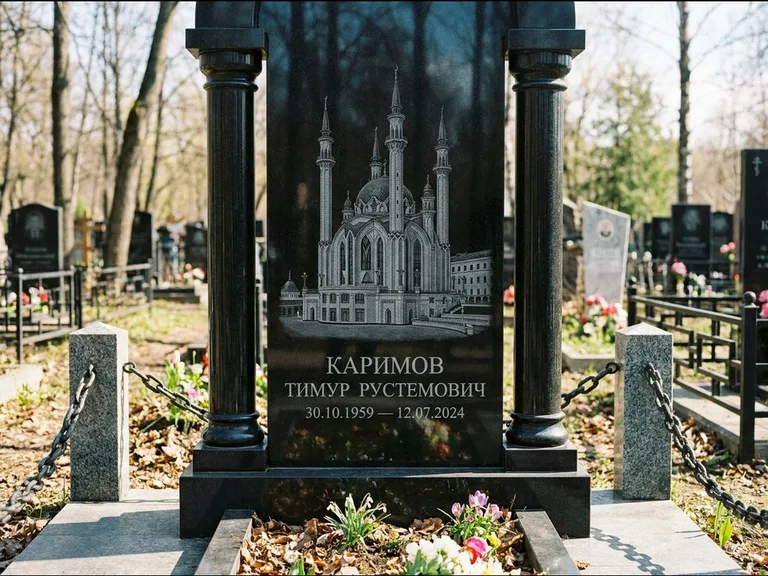 Мусульманский памятник с гравировкой мечети: стела с колоннами-минаретами по бокам — детализированная гравировка мечети Кул-Шариф, гранитные столбики с провисающей цепью, работа «Каримов» в Якутске