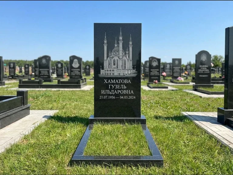 Мусульманский памятник с гравировкой мечети: небольшая скромная одиночная стела — золочёная гравировка мечети, аккуратный участок с газоном, работа «Нигматуллина» в Якутске