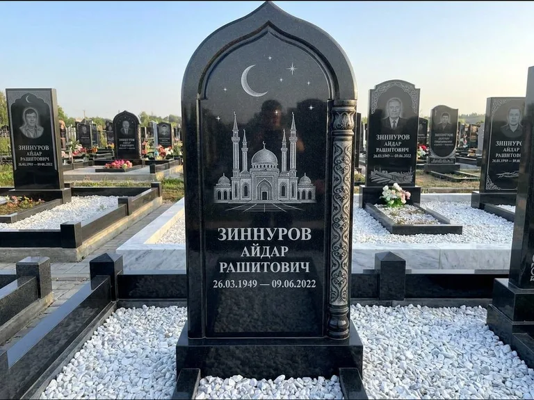 Мусульманский памятник с гравировкой мечети: стела с михраб-верхом и резной боковой колонной — детализированная гравировка мечети Кул-Шариф, белая мраморная крошка, работа «Ахметов» в Якутске
