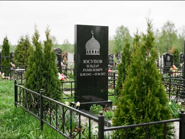 Мусульманский памятник с гравировкой мечети — купол с полумесяцем в верхней части, работа «Юсупов» в Якутске