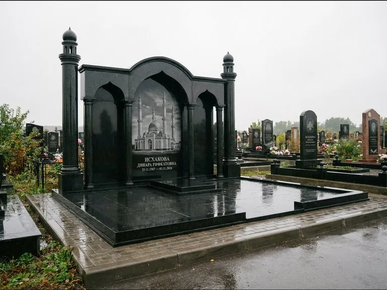 Мусульманский памятник с гравировкой мечети: семейный мемориал с колоннами-минаретами и аркой — золочёная гравировка мечети, большая мощёная площадка, работа «Абдуллаева» в Якутске