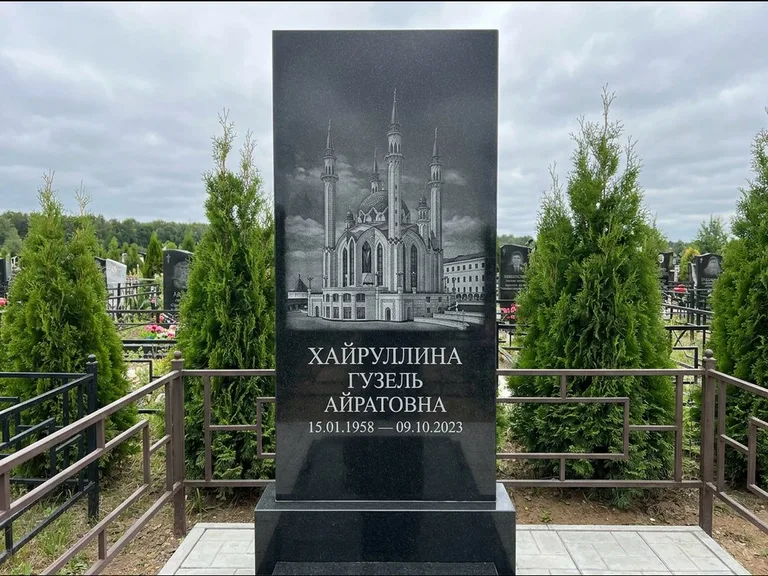 Мусульманский памятник с гравировкой мечети — панорама мечети во всю ширину стелы, работа «Хайруллина» в Якутске