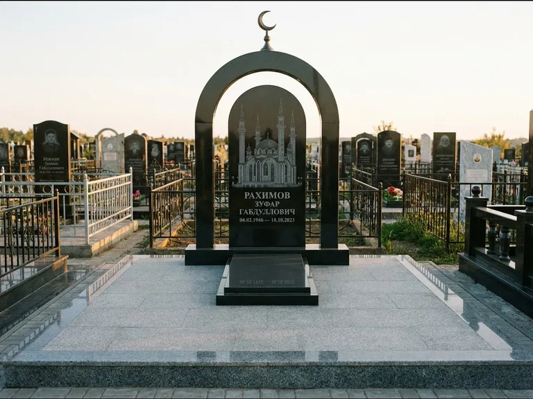 Мусульманский памятник с гравировкой мечети: монументальная стела-арка с полумесяцем на вершине — детализированная гравировка мечети Кул-Шариф, мощёная гранитная площадка с бордюром, работа «Юсупов» в Якутске