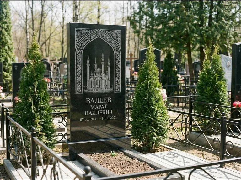 Мусульманский памятник с гравировкой мечети — мечеть в восточной арке с орнаментом, работа «Валеев» в Якутске