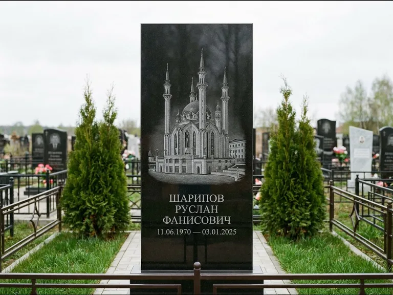 Мусульманский памятник с гравировкой мечети — мечеть Кул-Шариф на обороте стелы, работа «Шарипов» в Якутске