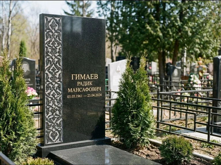 Мусульманский памятник — колонна ислими по краю стелы, работа «Гимаев» в Якутске