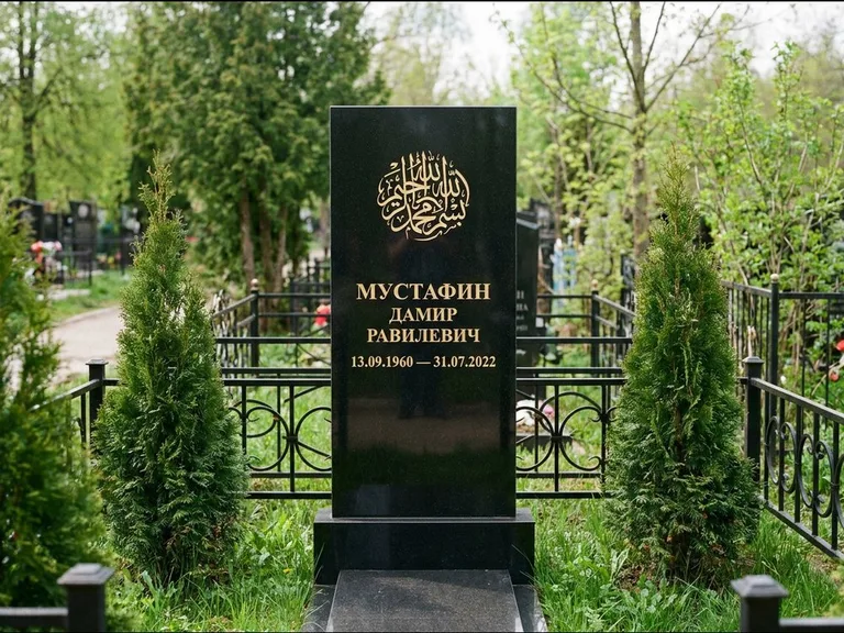 Мусульманский памятник — шахада в верхней части стелы, работа «Мустафин» в Якутске