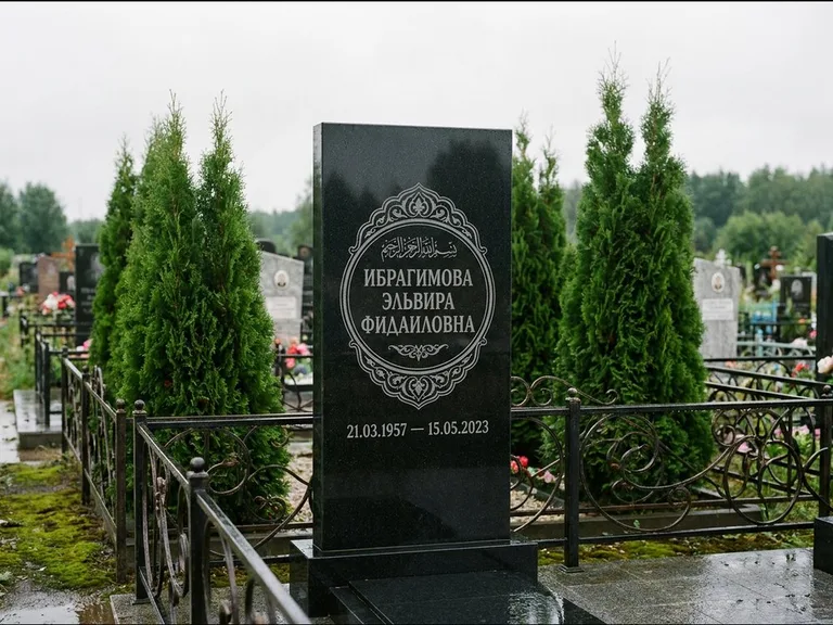 Мусульманский памятник — имя на арабском в картуше, работа «Ибрагимова» в Якутске