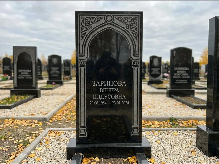 Мусульманский памятник: фигурная стела с михраб-нишей — гравировка мечети в михраб-арке с орнаментом, светлая гравийная отсыпка, работа «Зарипова» в Якутске
