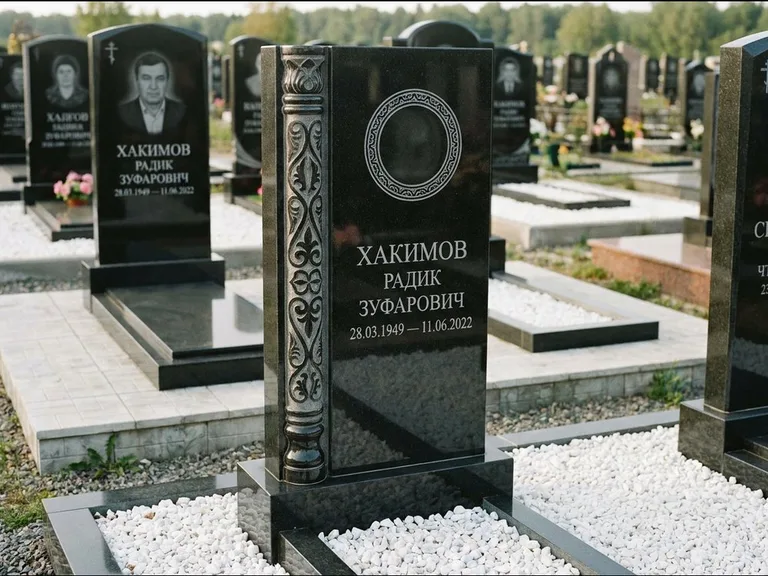 Мусульманский памятник: стела с боковой резной орнаментальной колонной — детализированная гравировка мечети Кул-Шариф, белая мраморная крошка, работа «Хабибуллин» в Якутске