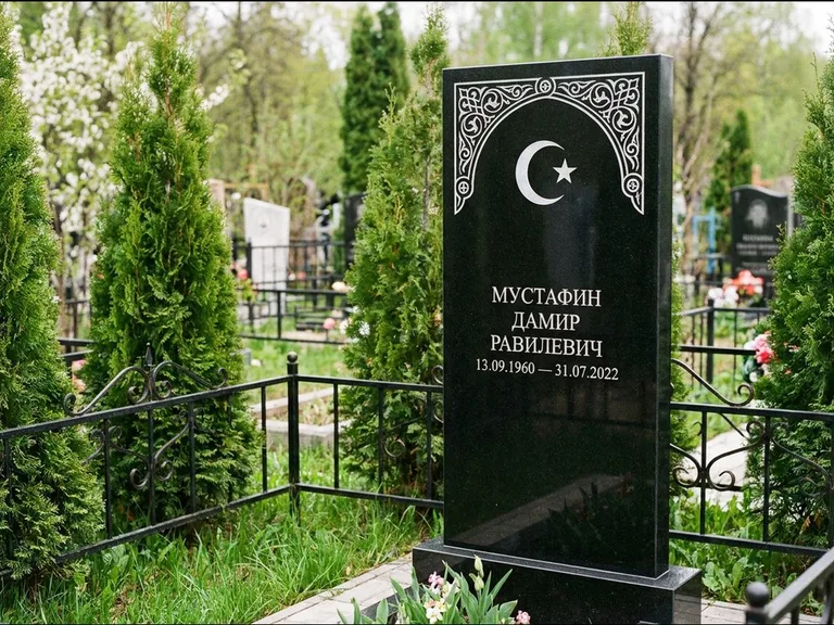 Мусульманский памятник — полумесяц со звездой и орнамент-бордюр, работа «Мустафин» в Якутске