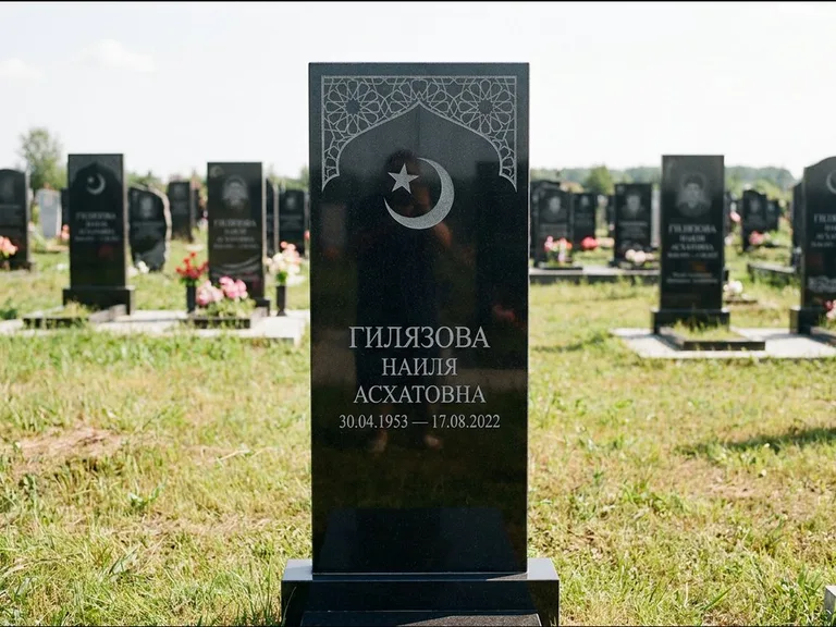 Мусульманский памятник: узкая вертикальная стела-пилон с полумесяцем — гравировка мечети в михраб-арке с орнаментом, открытая лужайка без ограды, работа «Ибрагимова» в Якутске
