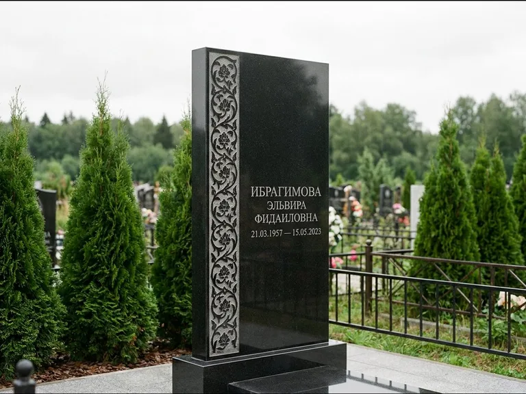 Мусульманский памятник — колонна ислими по краю стелы, работа «Ибрагимова» в Якутске