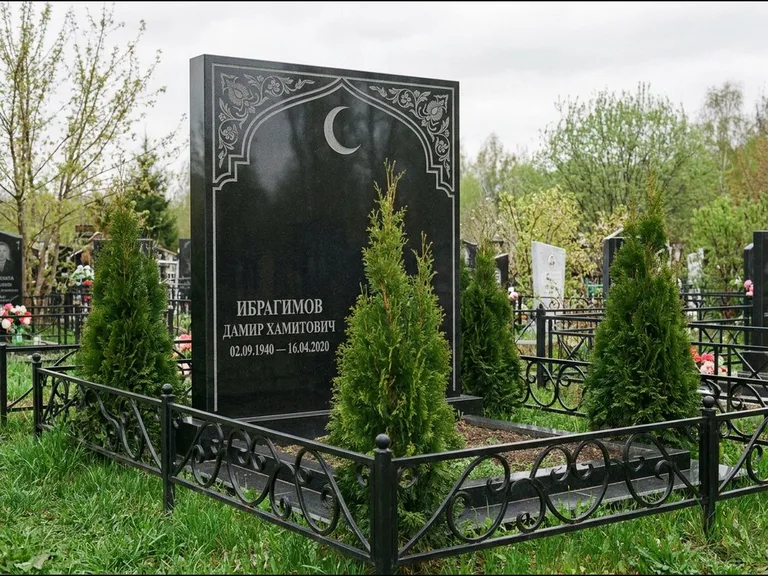Памятник с гравировкой полумесяца — гравировка полумесяца в восточной арке с орнаментом, работа «Ибрагимов» в Якутске
