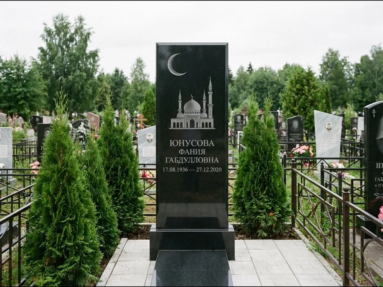 Памятник с гравировкой полумесяца — гравировка полумесяца над силуэтом мечети, работа «Юнусова» в Якутске