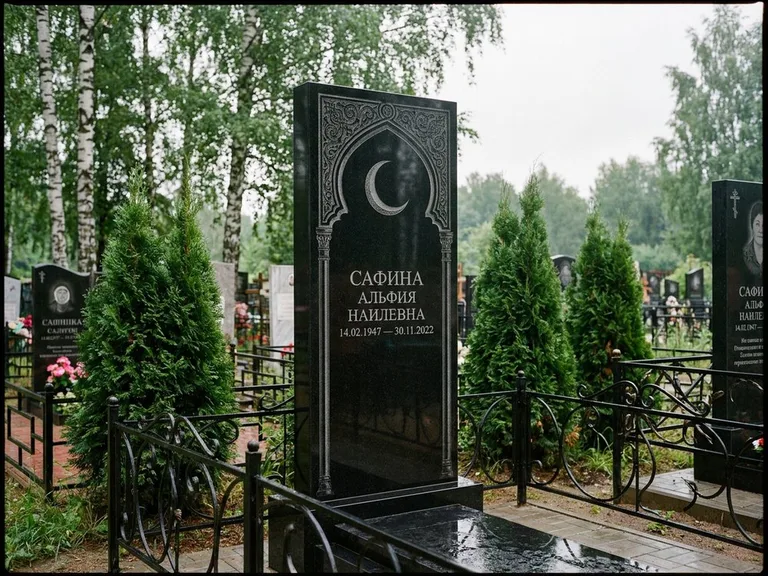 Памятник с гравировкой полумесяца — гравировка полумесяца в восточной арке с орнаментом, работа «Сафина» в Якутске