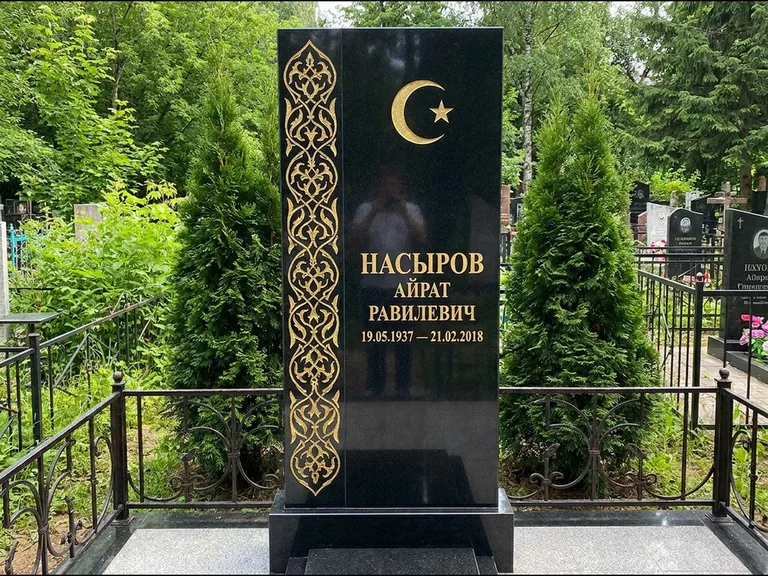 Памятник с гравировкой полумесяца — золочёный полумесяц и колонна растительного орнамента-ислими, работа «Насыров» в Якутске
