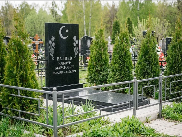 Памятник с гравировкой полумесяца — гравировка полумесяца со звездой и тюльпанами по бокам, работа «Валиев» в Якутске