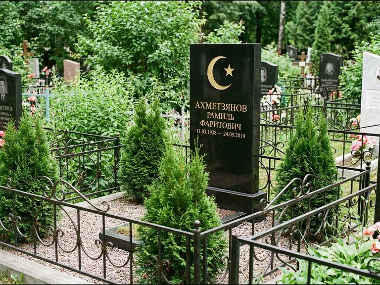 Памятник с гравировкой полумесяца — золочёная гравировка полумесяца со звездой в верхней части с, работа «Ахметзянов» в Якутске