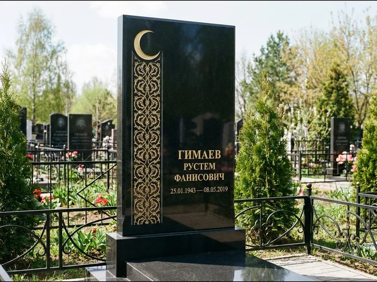 Памятник с гравировкой полумесяца — золочёный полумесяц и колонна растительного орнамента-ислими, работа «Гимаев» в Якутске