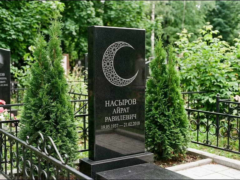 Памятник с гравировкой полумесяца — гравировка полумесяца в геометрическом орнаменте-гирихе, работа «Насыров» в Якутске