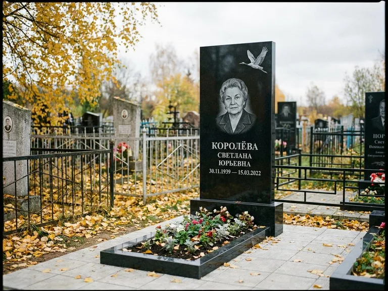 Памятник с гравировкой журавлей — белая гравировка клина журавлей, уходящего в верхний угол ст, работа «Королёва» в Якутске