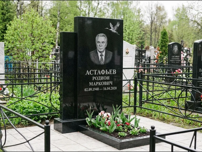 Памятник с гравировкой журавлей — гравировка одиночного летящего журавля над портретом, работа «Астафьев» в Якутске