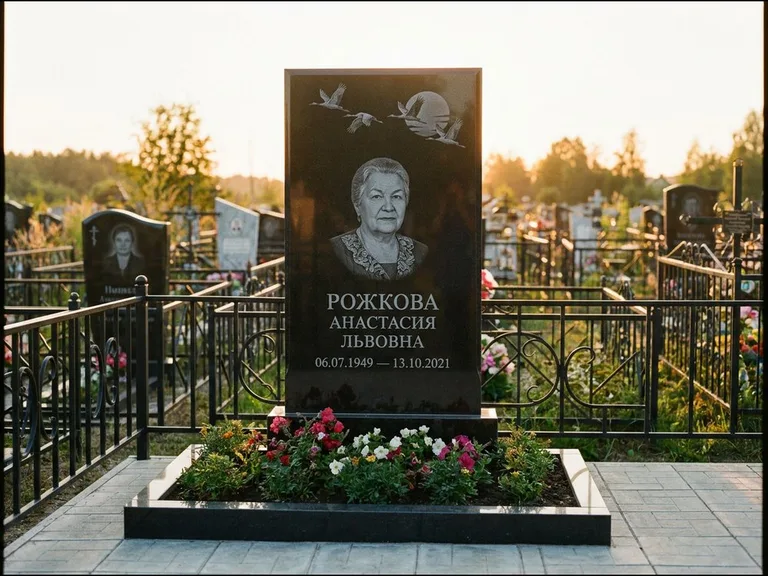 Памятник с гравировкой журавлей — гравировка клина журавлей на фоне солнечного диска, работа «Рожкова» в Якутске