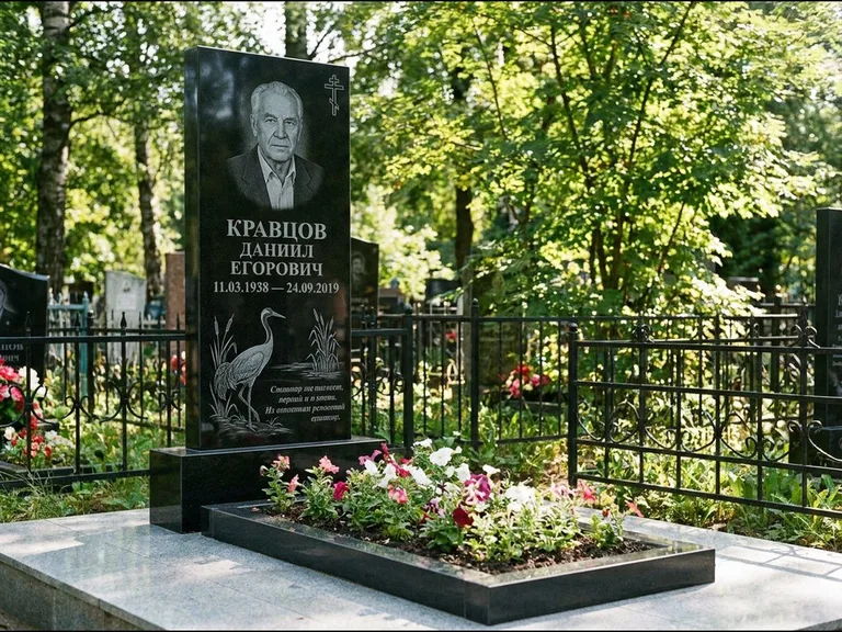Памятник с гравировкой журавлей — гравировка журавля у камышей рядом с эпитафией, работа «Кравцов» в Якутске