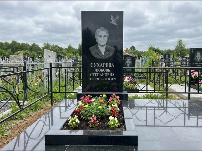 Памятник с гравировкой журавлей — гравировка одиночного летящего журавля над портретом, работа «Сухарева» в Якутске