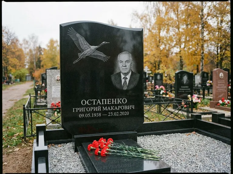 Памятник с гравировкой журавлей — гравировка журавлей, работа «Остапенко» в Якутске