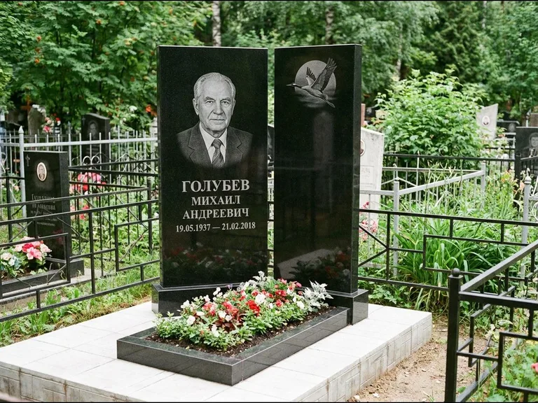 Памятник с гравировкой журавлей — гравировка клина журавлей на фоне солнечного диска, работа «Голубев» в Якутске