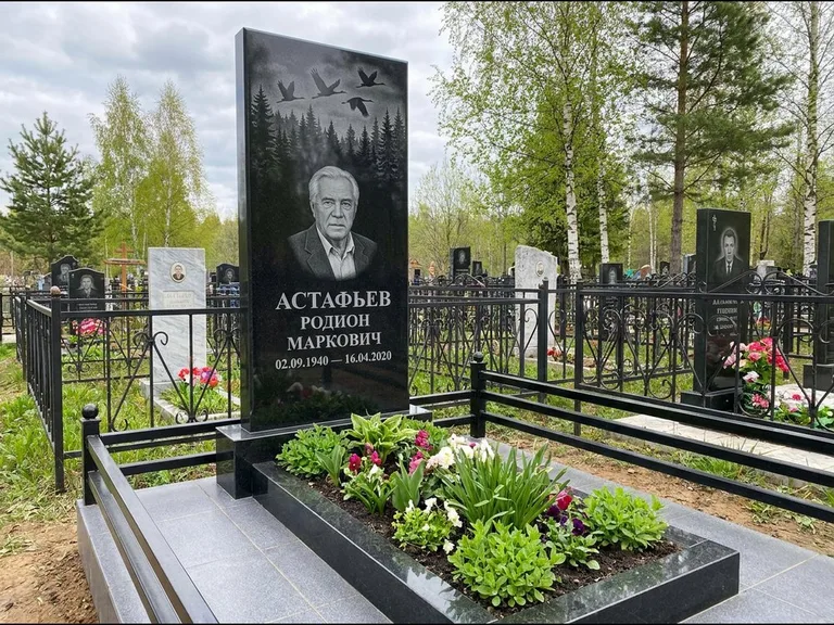 Памятник с гравировкой журавлей — гравировка силуэтов журавлей над еловым лесом, работа «Астафьев» в Якутске