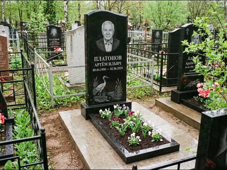Памятник с гравировкой журавлей — гравировка журавля у камышей рядом с эпитафией, работа «Платонов» в Якутске