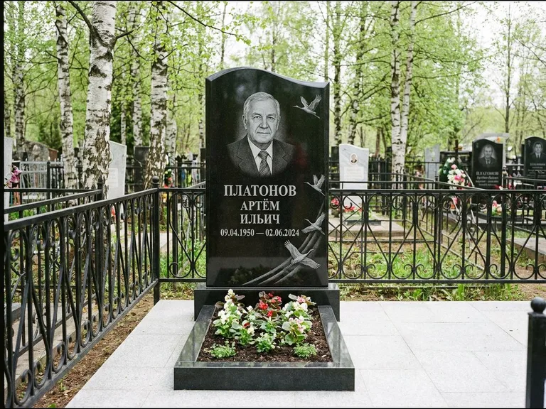 Памятник с гравировкой журавлей — гравировка трёх журавлей по диагонали через свободное поле с, работа «Платонов» в Якутске