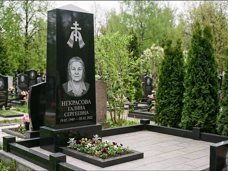 Памятник из чёрного гранита — стела-пилон с ажурным резным крестом, работа «Ерофеева» в Якутске