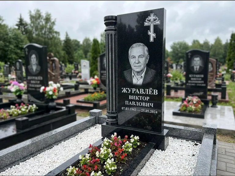 Памятник из чёрного гранита — семейный мемориал из двух стел с крестом с рушником, работа «Гущин» в Якутске