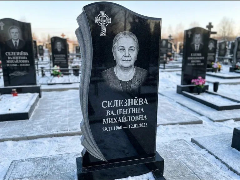 Памятник из чёрного гранита — восьмигранный обелиск с кельтским крестом, работа «Некрасова» в Якутске