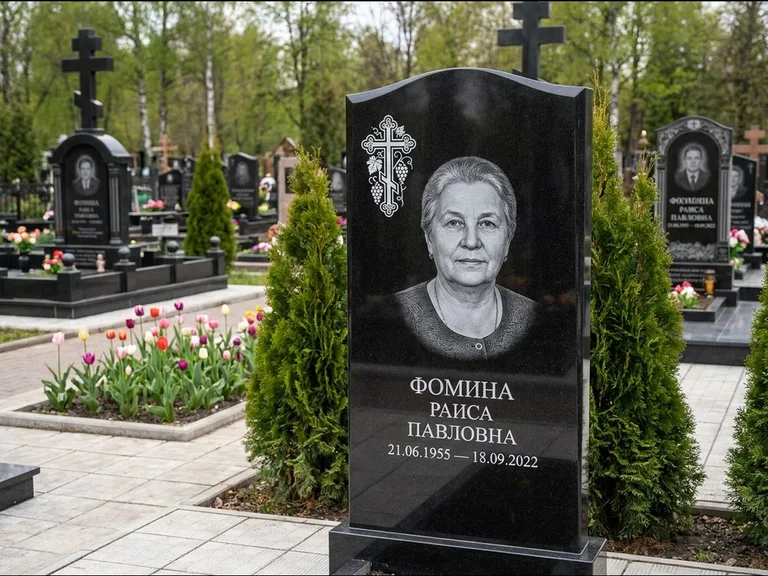 Памятник из чёрного гранита — двухцветная стела с крестом с распятием, работа «Одинцова» в Якутске