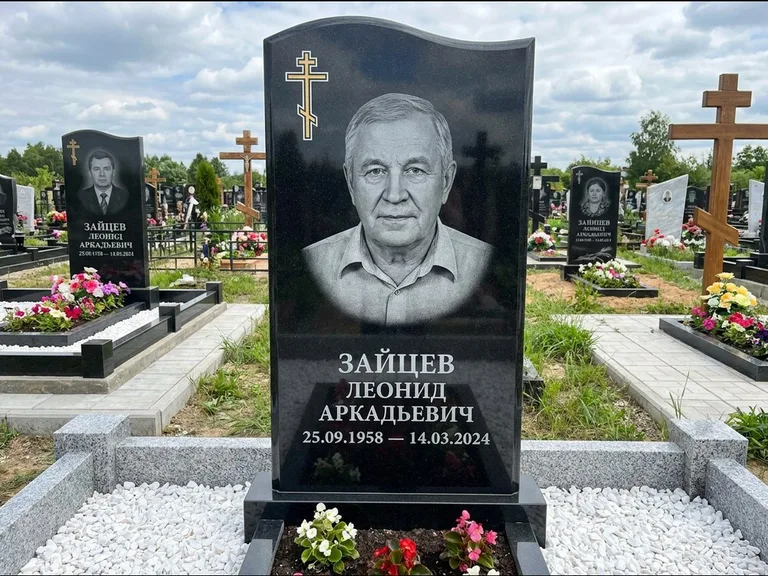 Памятник из чёрного гранита — горизонтальная семейная стела с аркой с процветшим крестом с виноградной лозой, работа «Верещагин» в Якутске