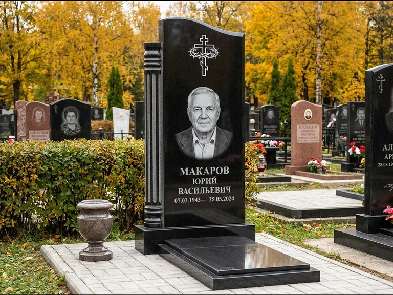 Памятник из чёрного гранита — асимметричная стела с крестом с рушником, работа «Панкратов» в Якутске