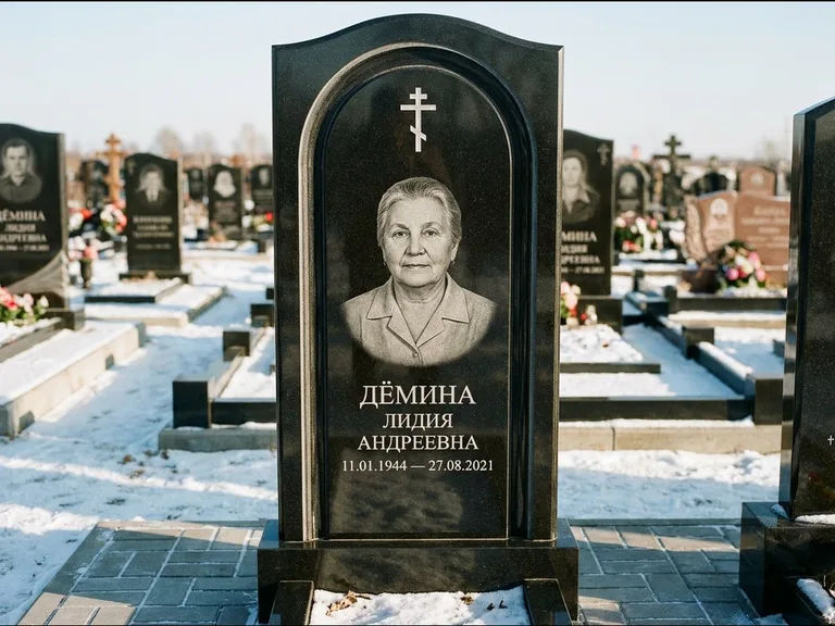 Памятник из чёрного гранита — стела-триптих с крестом с терновым венцом, работа «Ерофеева» в Якутске