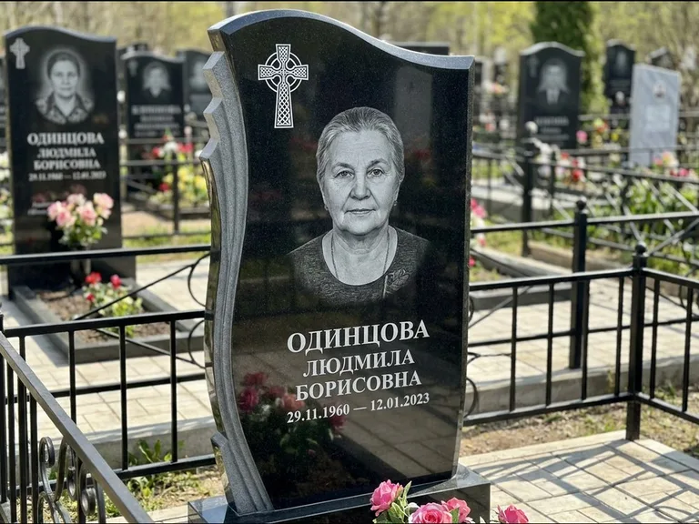 Памятник из чёрного гранита — стела с портретным овалом с кельтским крестом, работа «Савельева» в Якутске