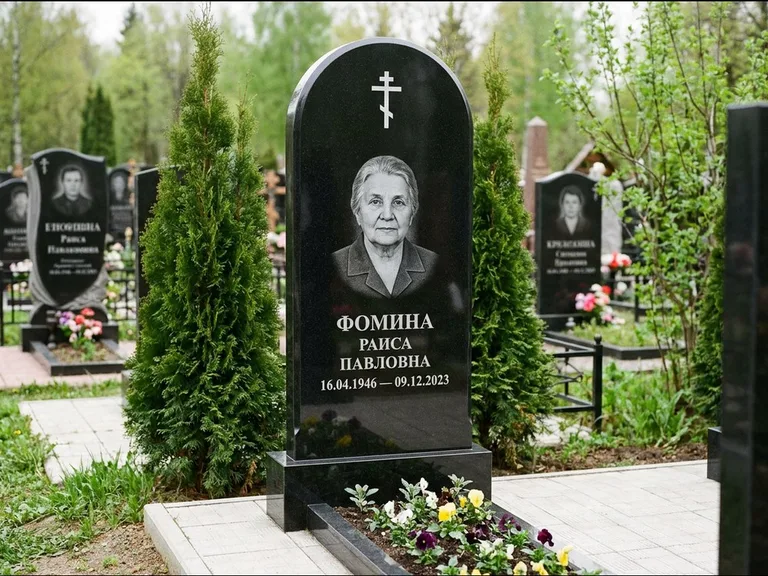 Памятник из чёрного гранита — вертикальная стела с латинским крестом, работа «Некрасова» в Якутске