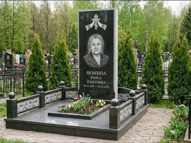 Памятник из чёрного гранита — семейный мемориал с ажурным резным крестом, работа «Мельникова» в Якутске
