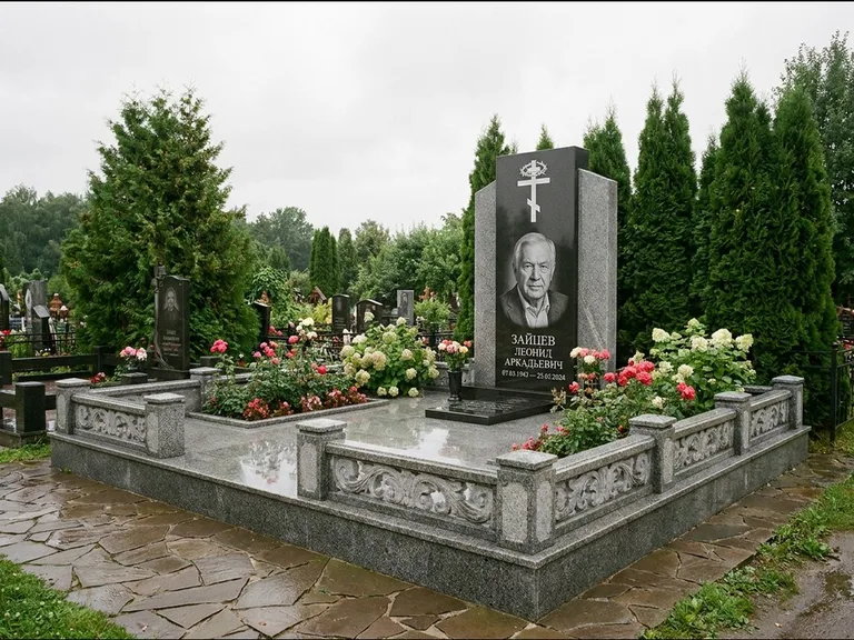 Памятник из чёрного гранита — стела с двумя портретами с крестом с рушником, работа «Богданов» в Якутске